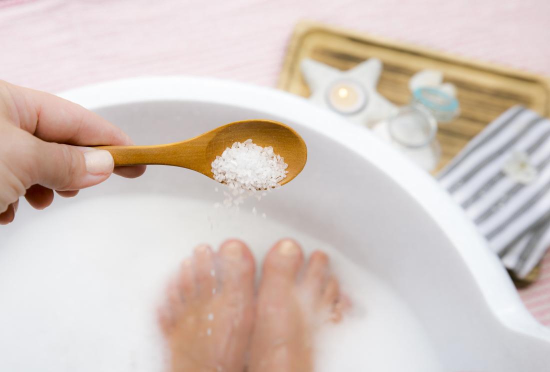 soak feet in epsom salt solution
